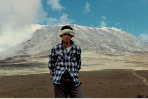 1990年12月、後ろに見えるのがキリマンジャロ