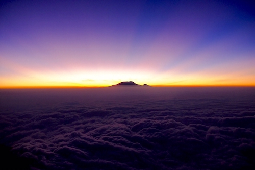 メルー山、山頂から。雲海の中にキリマンジャロ 