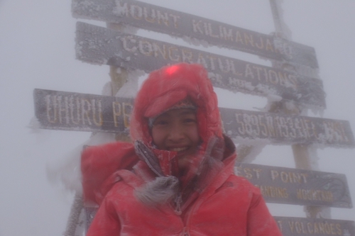 キリマンジャロ（5,895m）山頂にて 