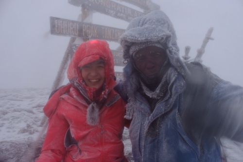 キリマンジャロ（5,895m）山頂にて 