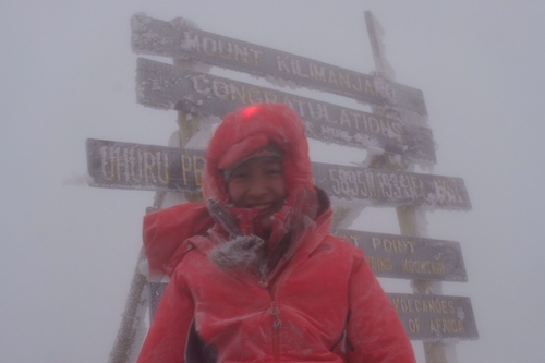 キリマンジャロ（5,895m）山頂にて 