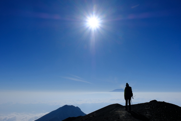 キリマンジャロ登山の高所順応のためにメルー山登山