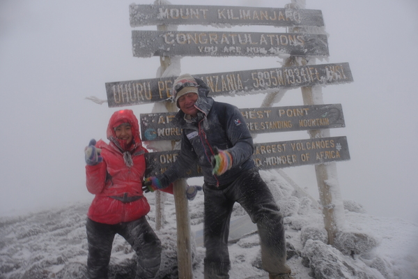 猛吹雪の中、キリマンジャロに登頂