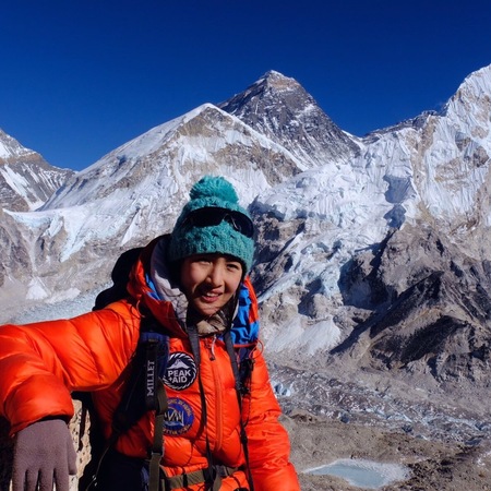 
 ネパール・カラパタール頂上。後ろに見えるのがエベレスト