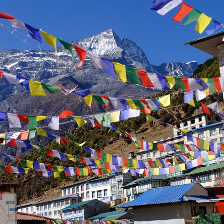 
 ナムチェバザール、タルチョ（チベット仏教の旗）がはためく